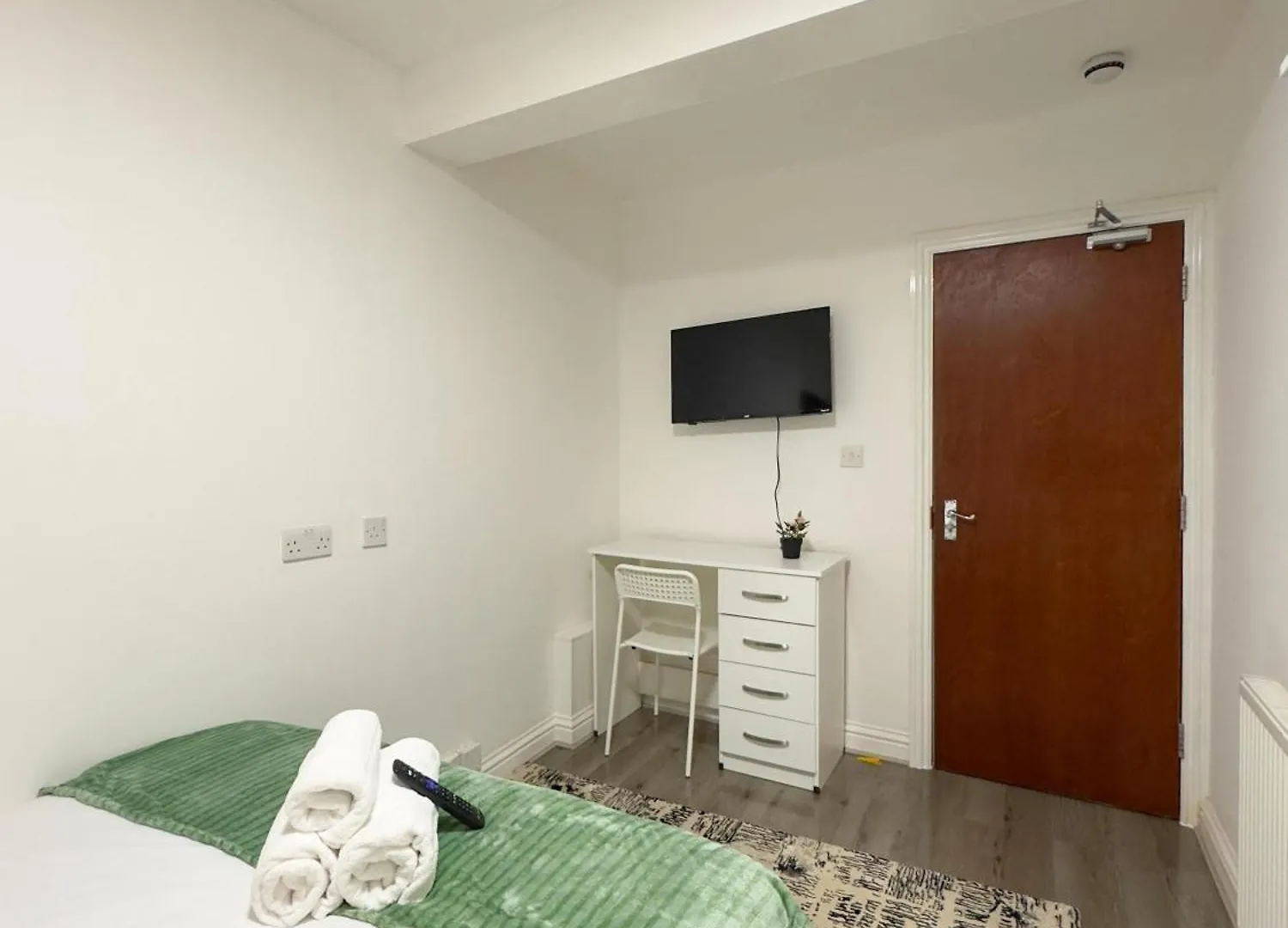 Heathrow Lodge Bnb Harmondsworth Bed & Breakfast